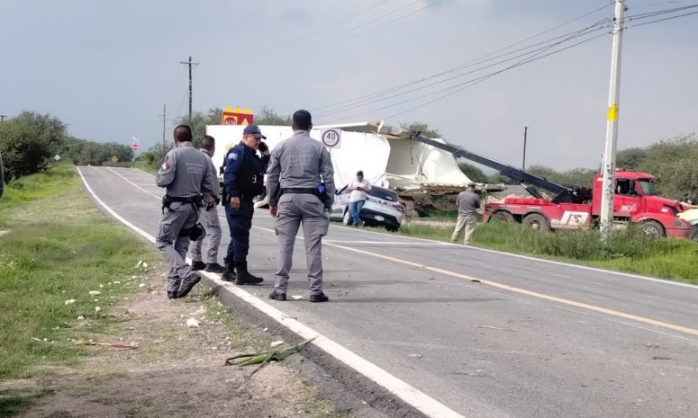 Tren embiste un tráiler en la carretera a Atongo
