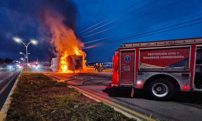 Se incendia tráiler con lácteos en la carretera a Coroneo