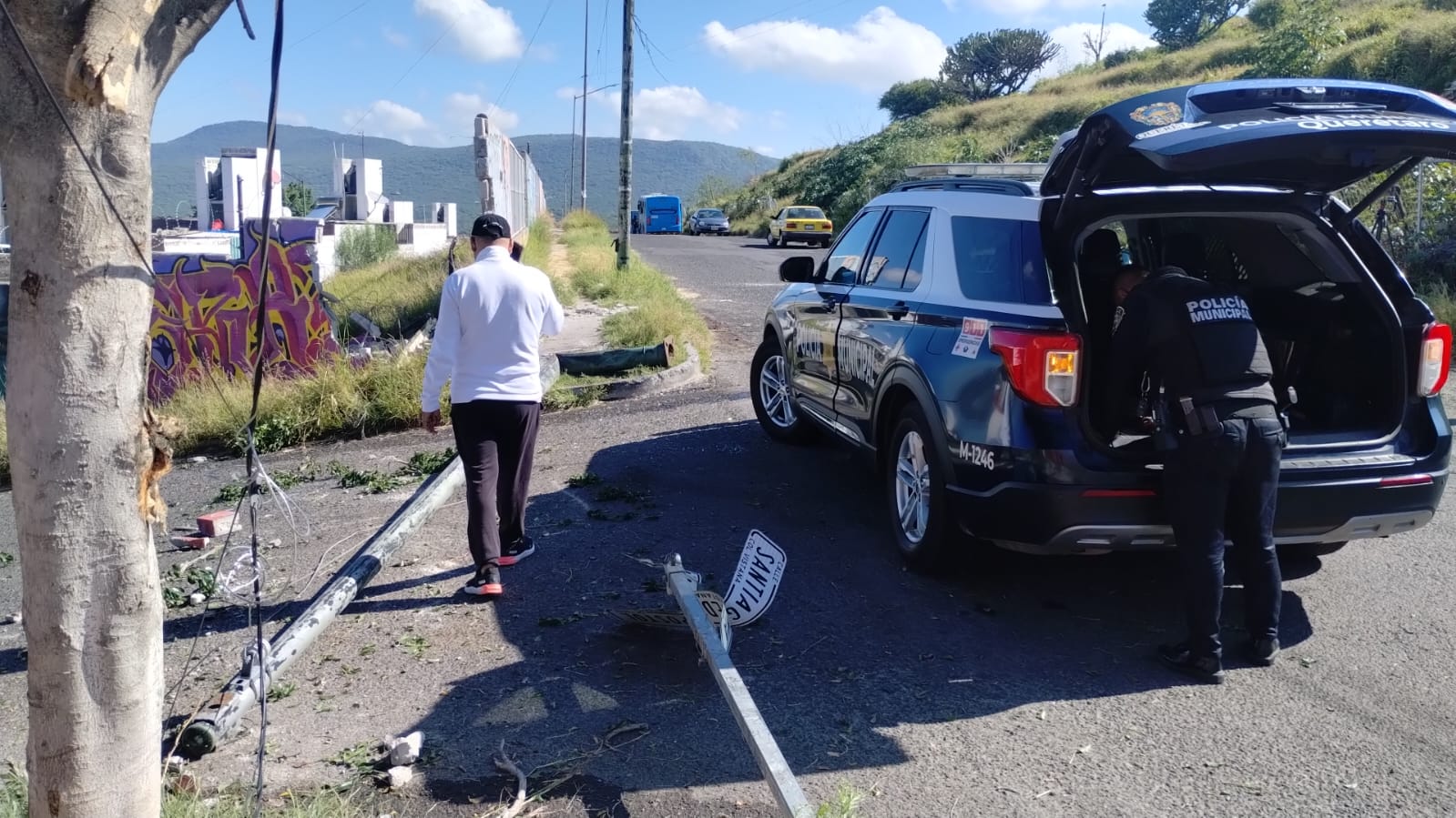 Qrobús choca contra barda al esquivar un perro en Villas de Santiago ...