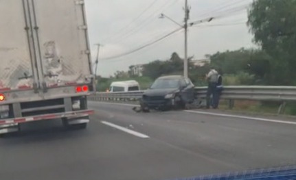 Auto fue impactado por tráiler en la San Luis - Querétaro - Quadratin ...