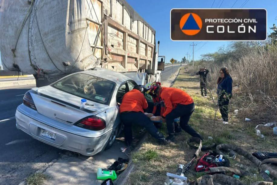 Conductor queda prensado tras chocar contra camión de basura en Colón ...
