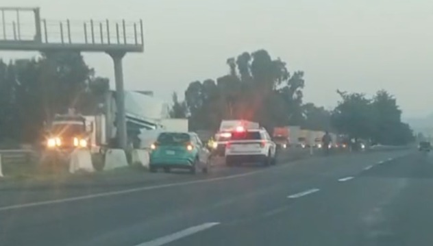 Tráiler se sale del camino y provoca caos vial en el Libramiento ...