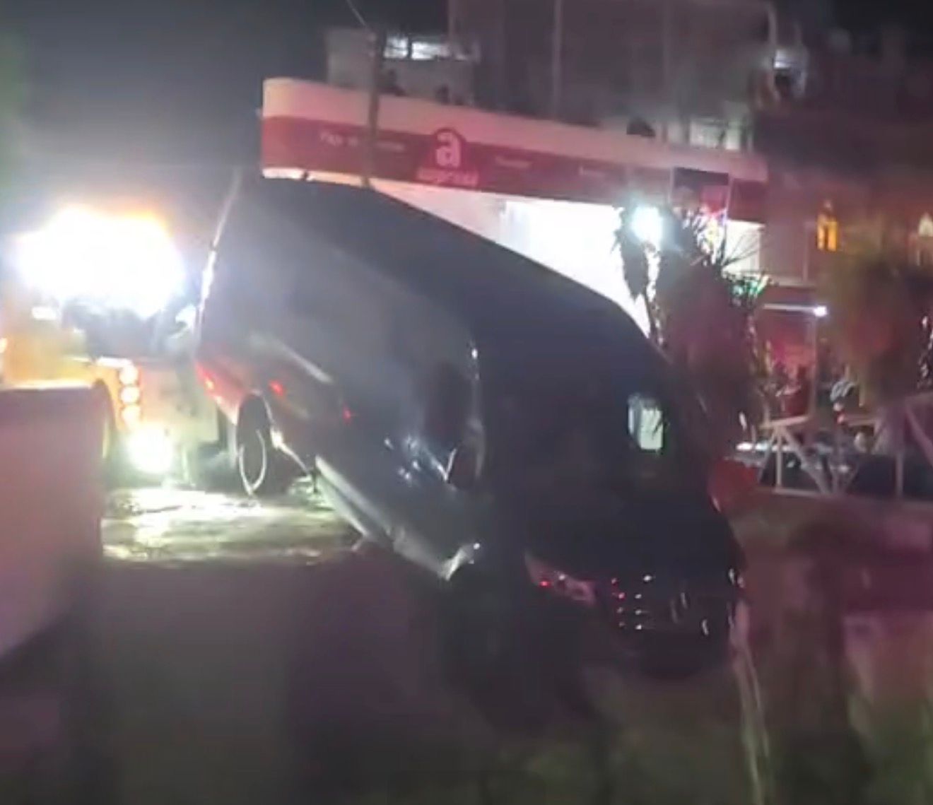 Camioneta cae al dren en la colonia Venceremos - Quadratin Querétaro