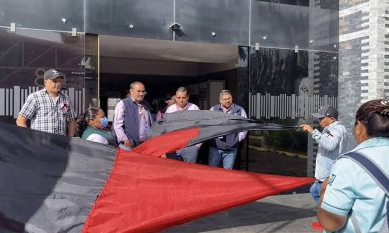 Trabajadores del IMSS se manifiestan frente a sede sindical en Querétaro
