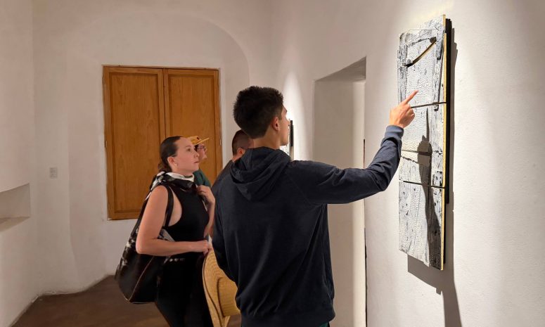 El MACQ inaugura muestras de pintura, escultura, foto y cerámica