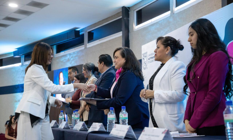 Reconoce UAQ a 110 estudiantes por desempeño académico