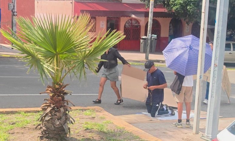 Católicos cumplen mandas y penitencias rumbo al Templo de la Cruz