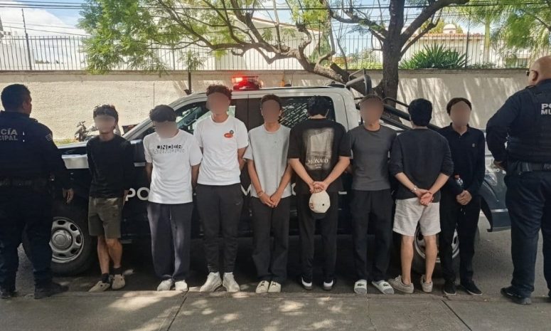 Detienen a 8 jóvenes por aventar huevos a vehículos