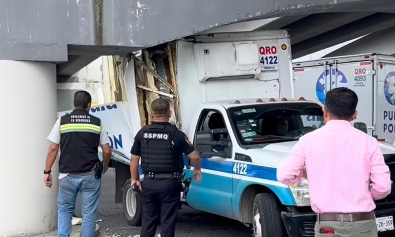 Camioneta de lácteos quedó atorada bajo el puente de Plaza de Toros