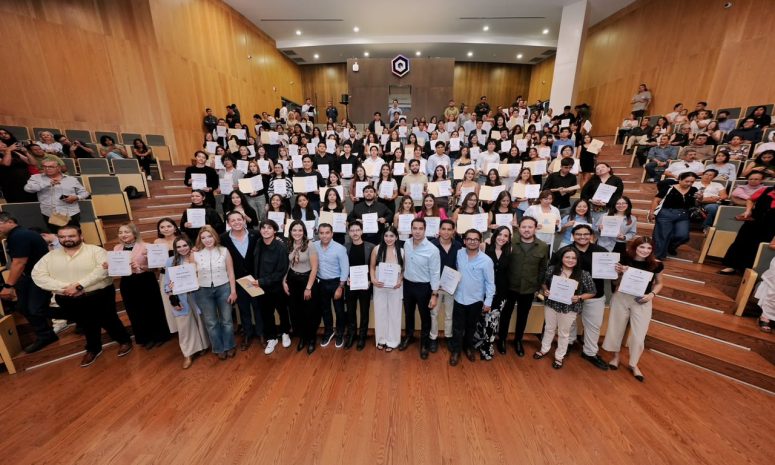 Felifer Macías entregó Becas Vive México a 145 jóvenes queretanos