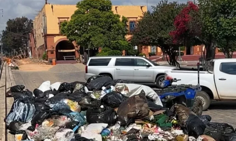 Tiran basura frente a Presidencia de Cadereyta por conflicto con Ayuntamiento