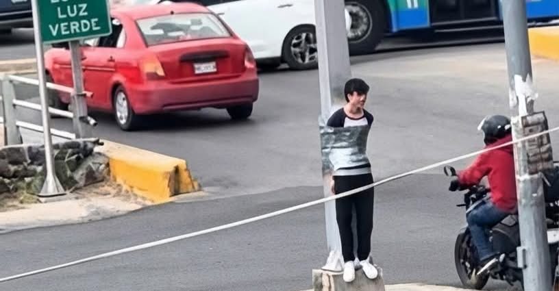 Young man apparently tied to a post causes surprise in Corregidora