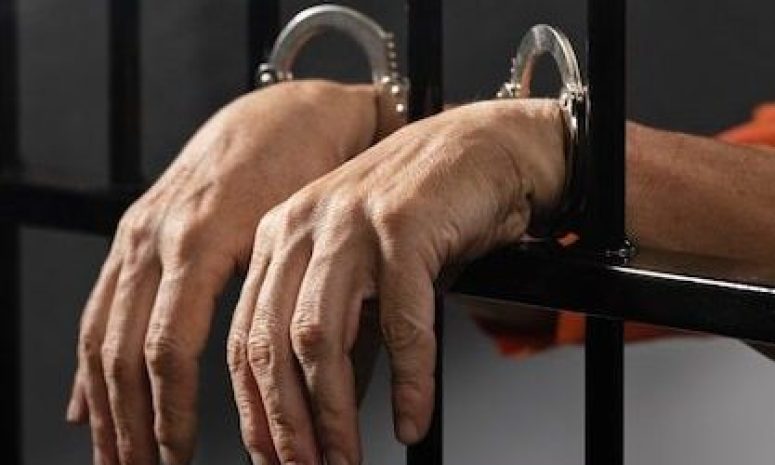 Presunto fraude por licencia de alcohol lleva a hombre a prisión