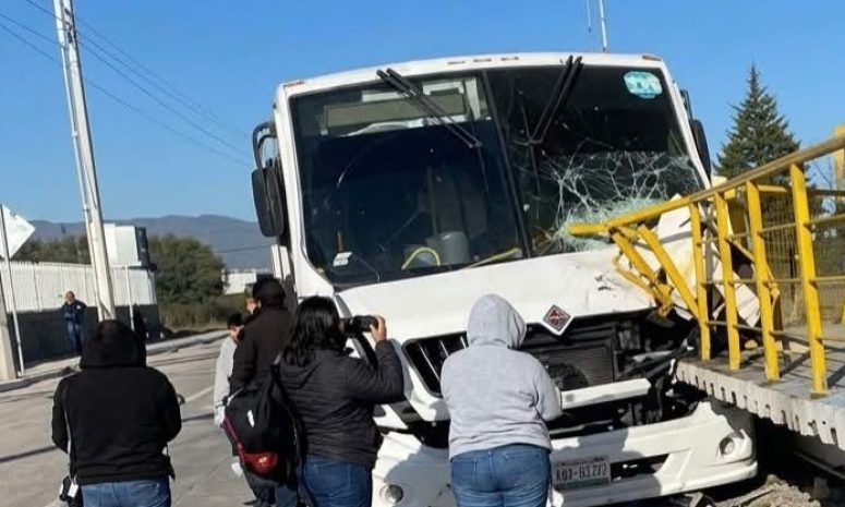 Camión de personal choca contra caseta en parque industrial