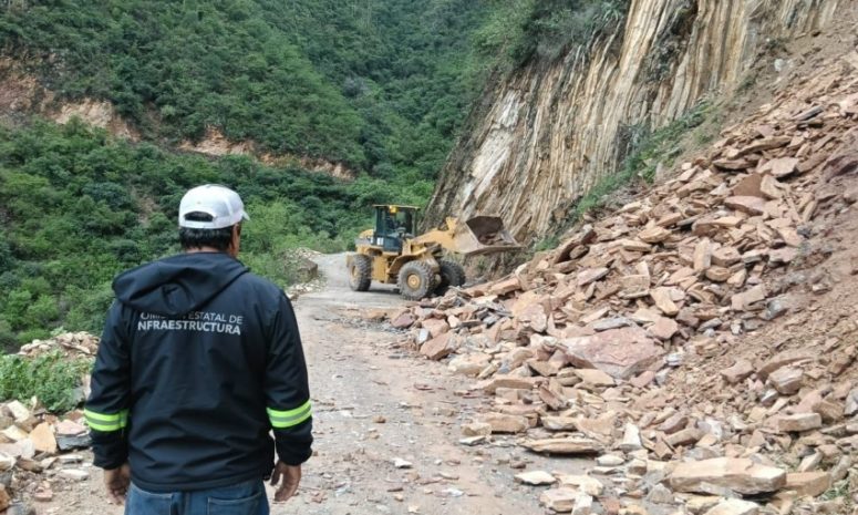 Despejan camino a La Redonda tras derrumbe