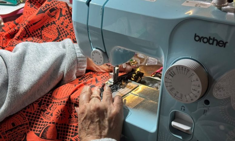 Enfrentan pérdidas costureros locales ante venta de disfraces en línea
