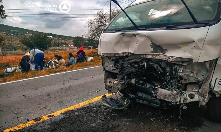 Aparatoso choque frontal en la carretera 400 deja 11 lesionados