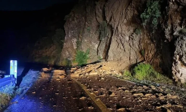 Desprendimiento de rocas afecta la carretera San Juan del Río–Xilitla