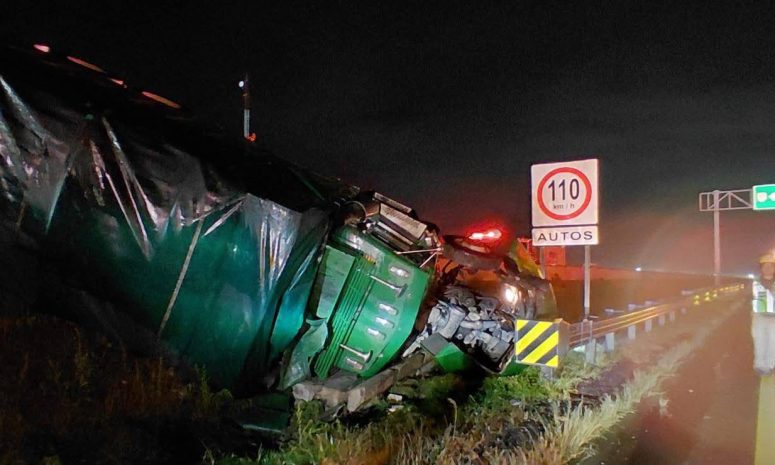 Camionero se salva de aparatosa volcadura en la 57 en Pedro Escobedo