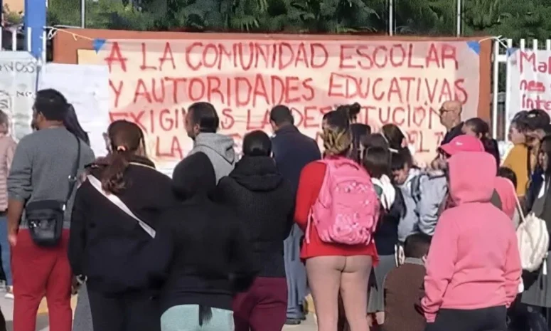 Padres exigen destitución de directora de primaria en La Pradera
