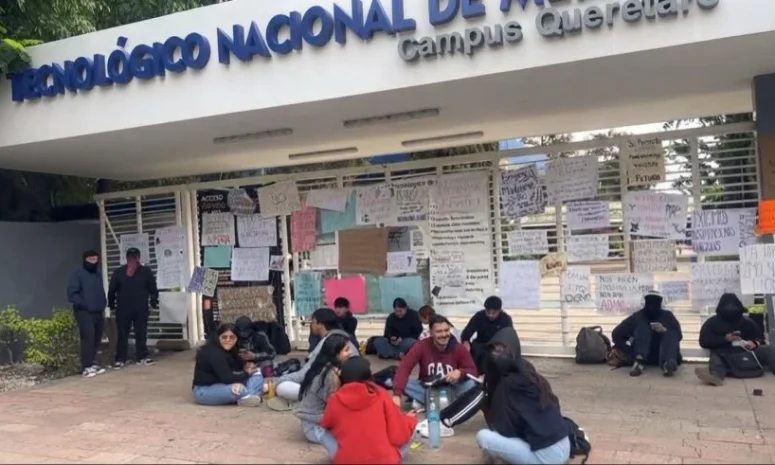 Estudiantes del ITQ mantienen plantón pacífico en el campus Centro