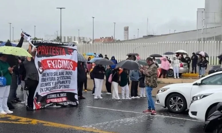 Protesta de trabajadores del IMSS cierra Circuito Universidades en El Marqués