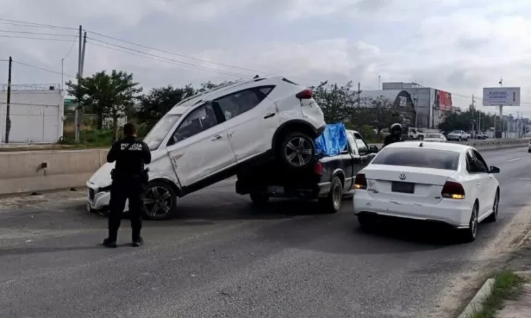 Camioneta termina encima de una pick up en la carretera 200