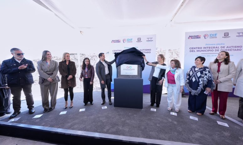 Coloca Felifer Macías primera piedra del Centro Integral de Autismo