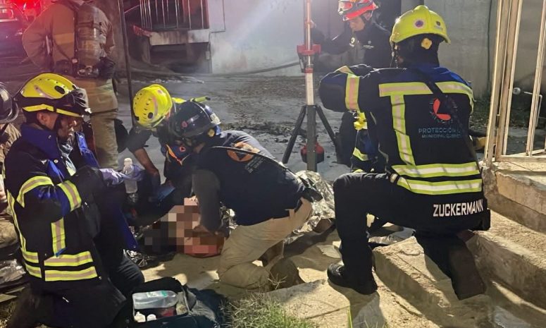 Rescatan a adulto mayor tras incendio en Movimiento Obrero