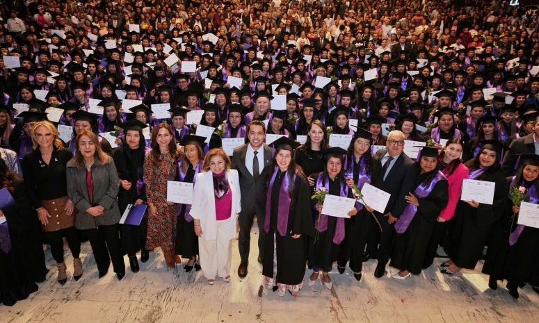Felifer Macías reconoce a 451 graduadas de la Universidad de las Mujeres