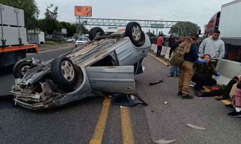 Adultos mayores lesionados tras volcadura en la libre a Celaya