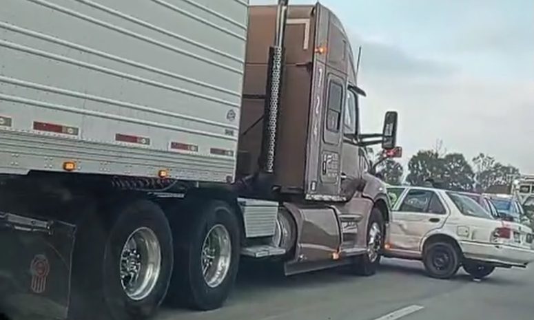 Tráiler embistió a un auto en la Cuesta China y provoca caos vial