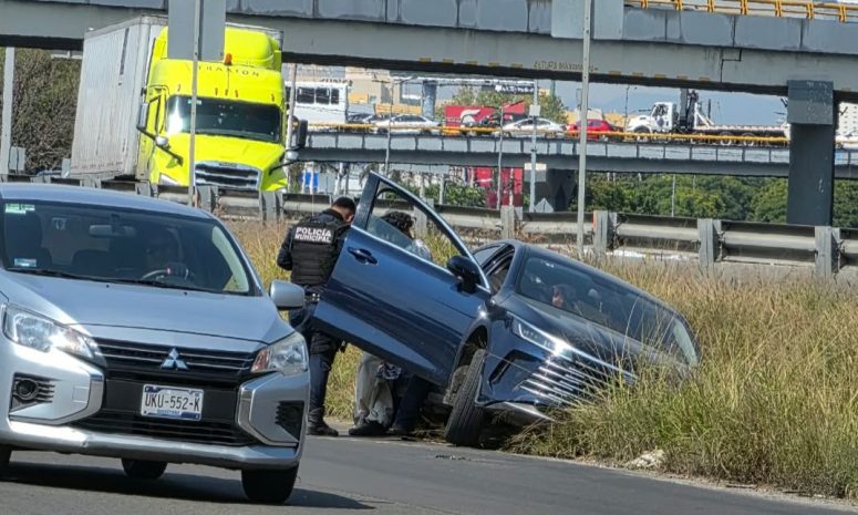 Automovilista cayó a la canaleta de 5 de Febrero