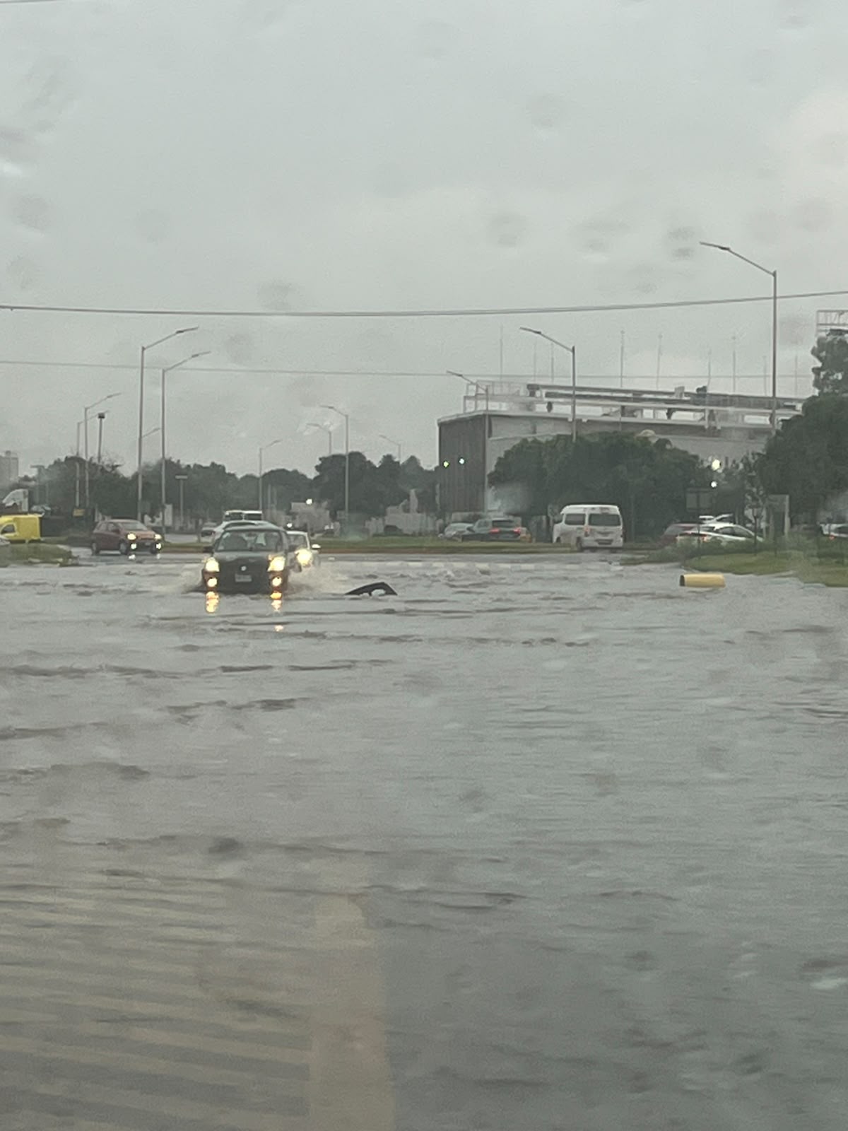 Rain causes flooding and road chaos in Querétaro