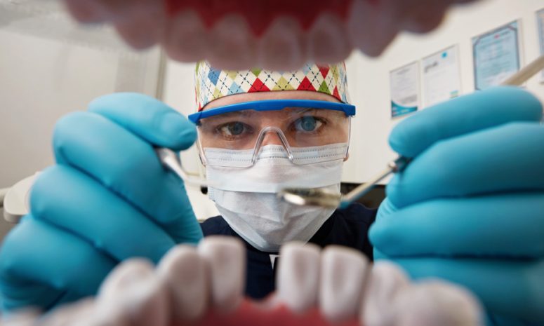 Vinculan problemas en las encías con males cardíacos y diabetes