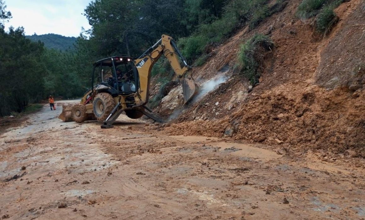 They attend to landslides and falling trees on roads in the Sierra Gorda